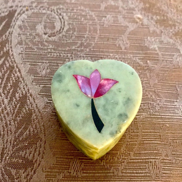 Handcrafted marble heart shaped box with flower inlay - Picture 1 of 5